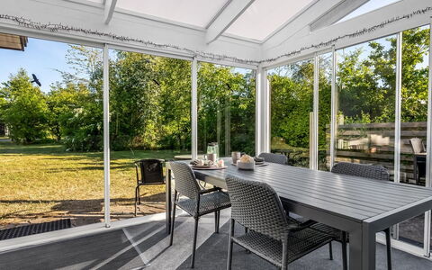 Aamunde - 600M from the Sea: Meubles, Mobilier De Jardin, Chaise, Porche, Design Intérieur, Table, Ombre, Patio, Tableau De Plein Air, Table Cuisine Et Salle A Manger