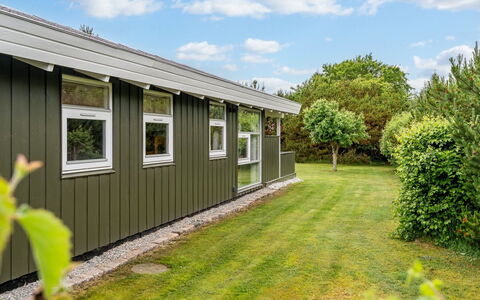 Windelgard - from the Sea: Couverture De Sol, Jardin, Pelouse, Arrière-Cour, Batiments Jardin, Cour, Siding, Ombre, Cabanon, Aménagement Paysager