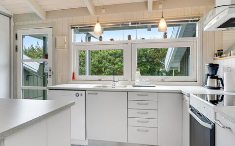 Windelgard - from the Sea: Cuisine, Comptoir, Design Intérieur, Appareil De Cuisine, Sol, Cabinetry, Bois, Principaux Appliance, Évier, Evier