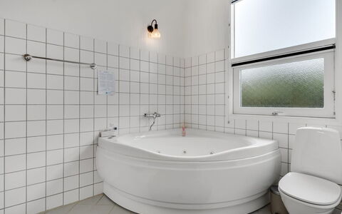 Windelgard - from the Sea: Salle De Bains, Luminaire Plomberie, Design Intérieur, Sol, Baignoire, Sol, Plomberie, Plafond, Robinet, Composite