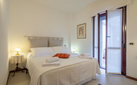 Bonaria Boutique House Ac, Wifi, Cinque Terre: Mur, Design Intérieur, Sol, Bois, Chambre, Lit, Sol, Pièce, Drap De Lit, Plafond
