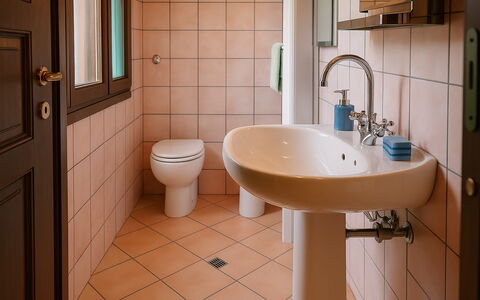 Casa Carletto, Abruzzo: Lavabo, Salle De Bains, Luminaire Plomberie, Évier, Siège De Toilette, Toilette, Robinet, Design Intérieur, Plomberie, Sol