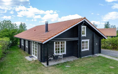 Edzard - 900M from the Sea: Toit, Maison, Domicile, Chalet, Porte, Siding, Plate-Forme, Porche, Planche, Dur