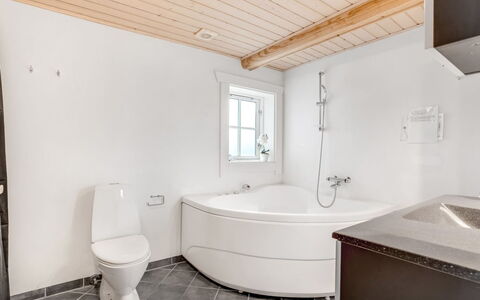 Edzard - 900M from the Sea: Toit, Maison, Domicile, Chalet, Porte, Siding, Plate-Forme, Porche, Planche, Dur