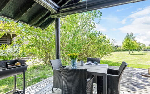 Edzard - 900M from the Sea: Toit, Maison, Domicile, Chalet, Porte, Siding, Plate-Forme, Porche, Planche, Dur