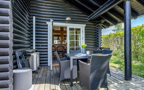Edzard - 900M from the Sea: Toit, Maison, Domicile, Chalet, Porte, Siding, Plate-Forme, Porche, Planche, Dur