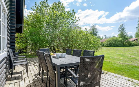 Edzard - 900M from the Sea: Toit, Maison, Domicile, Chalet, Porte, Siding, Plate-Forme, Porche, Planche, Dur