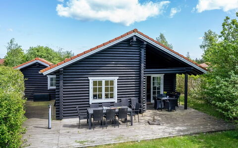 Edzard - 900M from the Sea: Toit, Maison, Domicile, Chalet, Porte, Siding, Plate-Forme, Porche, Planche, Dur
