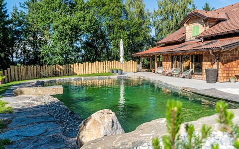 Oase im Grünen: Chalet, Piscine, Recours, Eco Hôtel, Caractéristique De L'Eau, Cabane En Rondins, Ville Resort, Étang