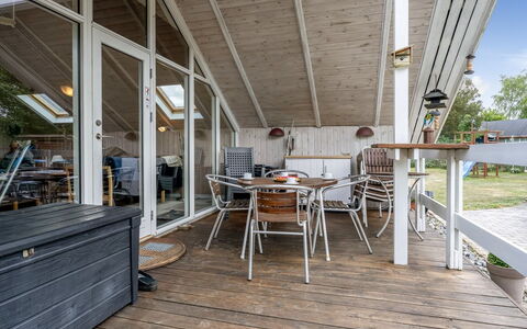 Ylvie - 500M from the Sea: Bois, Sol, Design Intérieur, Sol, Meubles, Parquet, Pièce, Plafond, Tache De Bois, Dur