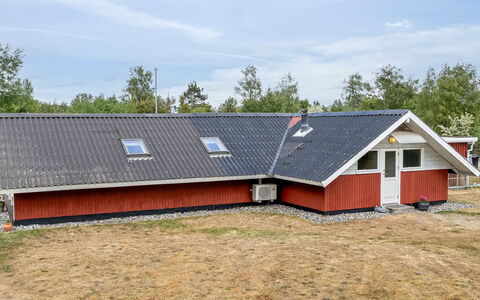 Ylvie - 500M from the Sea: Bois, Sol, Design Intérieur, Sol, Meubles, Parquet, Pièce, Plafond, Tache De Bois, Dur