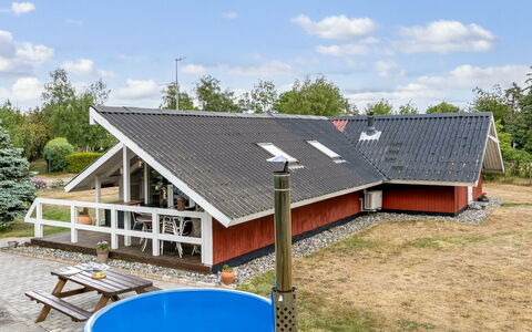 Ylvie - 500M from the Sea: Bois, Sol, Design Intérieur, Sol, Meubles, Parquet, Pièce, Plafond, Tache De Bois, Dur