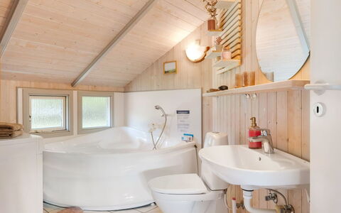 Kuisma - 11Km from the Sea: Design Intérieur, Luminaire Plomberie, Bois, Sol, Plafond, Sol, Salle De Bains, Pièce, Plomberie, Éclairage