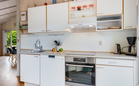 Kuisma - 11Km from the Sea: Cuisine, Appareil De Cuisine, Comptoir, Design Intérieur, Meubles, Principaux Appliance, Sol, Bois, Cabinetry, Électroménager
