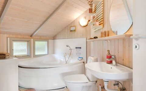Kuisma - 11Km from the Sea: Luminaire Plomberie, Design Intérieur, Bois, Sol, Plafond, Sol, Salle De Bains, Baignoire, Plomberie, Pièce