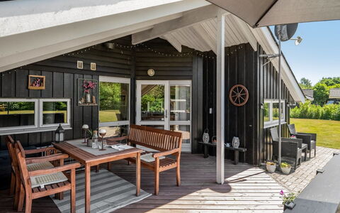 Kuisma - 11Km from the Sea: Bois, Porche, Toit, Domicile, Maison, Chalet, Siding, Porte, Ombre, Plate-Forme