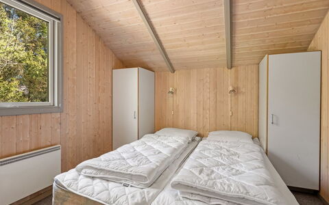 Kuisma - 11Km from the Sea: Bois, Domicile, Chambre, Plafond, Dur, Tache De Bois, Lit, Planche, Literie, Cabane En Rondins