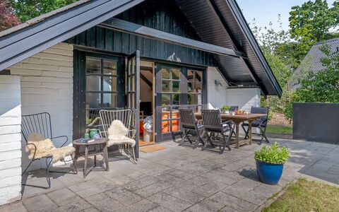 Armgard - 600M from the Sea: Toit, Domicile, Porte, Chalet, Ombre, Siding, Cour, Biens, Arrière-Cour