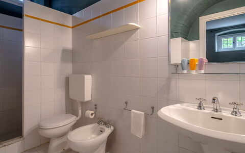 Passignano: Salle De Bains, Lavabo, Luminaire Plomberie, Mur, Évier, Siège De Toilette, Sol, Toilette, Robinet, Sol