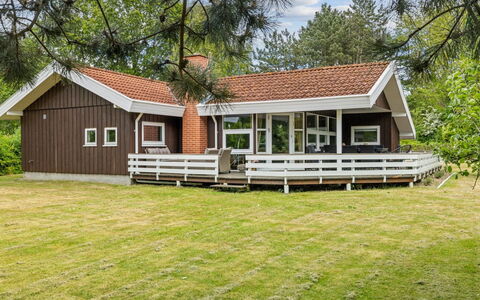 Hennrik - 240M from the Sea: Domicile, Maison, Chalet, Toit, Porche, Biens, Siding, Ferme, Pelouse, Cour