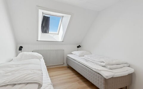 Agny - 2.2Km from the Sea: Chambre, Lit, Bois, Sol, Literie, Drap De Lit, Sol, Design Intérieur, Linge, Cadre De Lit