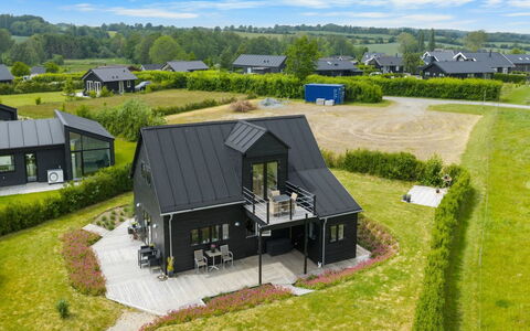 Aliana - 300M from the Sea: Bois, Sol, Design Intérieur, Sol, Meubles, Parquet, Pièce, Plafond, Tache De Bois, Dur