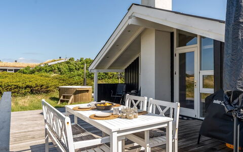 Tale - 750M from the Sea: Domicile, Porte, Chalet, Cour, Chaise, Mobilier De Jardin, Arrière-Cour, Tableau De Plein Air, Plante D'Appartement, Store