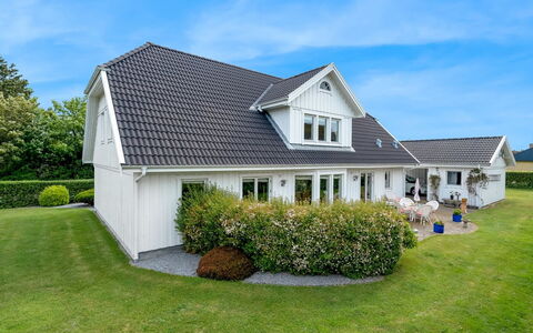 Brimi - 300M from the Sea: Maison, Domicile, Toit, Zone Résidentielle, Chalet, Biens, Ferme, Pelouse, Aménagement Paysager, Siding