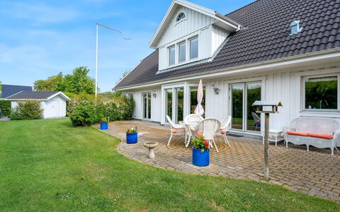 Brimi - 300M from the Sea: Maison, Domicile, Toit, Zone Résidentielle, Chalet, Biens, Ferme, Pelouse, Aménagement Paysager, Siding