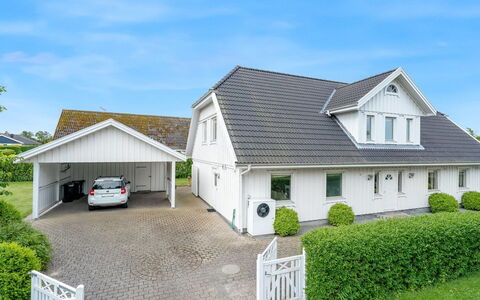 Brimi - 300M from the Sea: Maison, Domicile, Toit, Zone Résidentielle, Chalet, Biens, Ferme, Pelouse, Aménagement Paysager, Siding