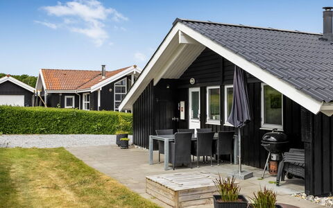 Fraja - 300M from the Sea: Maison, Domicile, Toit, Zone Résidentielle, Chalet, Biens, Ferme, Pelouse, Aménagement Paysager, Siding