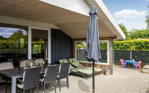 Irlin - 850M from the Sea: Bois, Porche, Ombre, Domicile, Mobilier De Jardin, Plate-Forme, Patio, Structure En Plein Air, Chalet, Tache De Bois