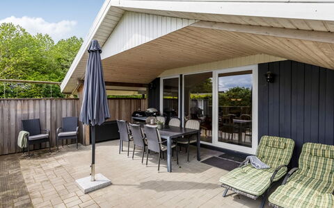 Irlin - 850M from the Sea: Bois, Porche, Domicile, Meubles, Ombre, Porte, Mobilier De Jardin, Dur, Plate-Forme, Chaise