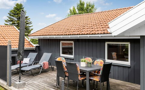 Irlin - 850M from the Sea: Bois, Toit, Maison, Domicile, Siding, Chalet, Porche, Ombre, Mobilier De Jardin, Dur