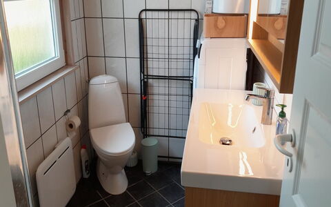 Egonie - 100M from the Sea: Siège De Toilette, Toilette, Luminaire Plomberie, Salle De Bains, Sol, Sol, Design Intérieur, Évier, Plomberie, Pièce