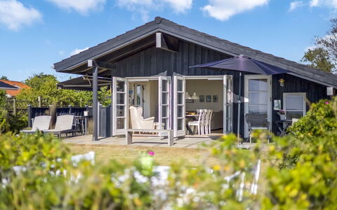 Withger - 20M from the Sea: Meubles, Table, Mobilier De Jardin, Tableau De Plein Air, Chaise, Tache De Bois, Ombre, Arrière-Cour, Chalet, Table Cuisine Et Salle A Manger