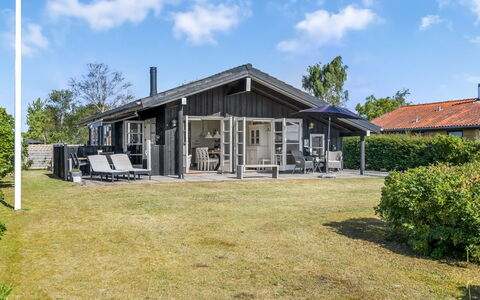 Withger - 20M from the Sea: Meubles, Table, Mobilier De Jardin, Tableau De Plein Air, Chaise, Tache De Bois, Ombre, Arrière-Cour, Chalet, Table Cuisine Et Salle A Manger