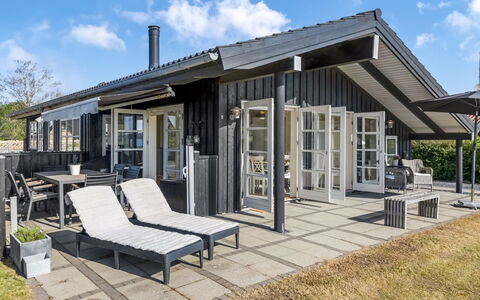 Withger - 20M from the Sea: Meubles, Table, Mobilier De Jardin, Tableau De Plein Air, Chaise, Tache De Bois, Ombre, Arrière-Cour, Chalet, Table Cuisine Et Salle A Manger