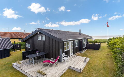 Withger - 20M from the Sea: Meubles, Table, Mobilier De Jardin, Tableau De Plein Air, Chaise, Tache De Bois, Ombre, Arrière-Cour, Chalet, Table Cuisine Et Salle A Manger