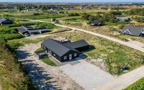 Agnes - 900M from the Sea: Zone Résidentielle, Arbuste, Maison, Domicile, Jardin, Biens, Ombre, Aménagement Paysager, Pelouse