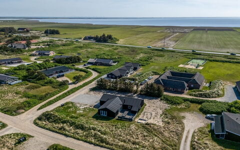 Agnes - 900M from the Sea: Zone Résidentielle, Arbuste, Maison, Domicile, Jardin, Biens, Ombre, Aménagement Paysager, Pelouse