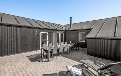 Agnes - 900M from the Sea: Meubles, Mobilier De Jardin, Vaisselle, Table, Drinkware, Chaise, Tableau De Plein Air, Aliments, Bouteille