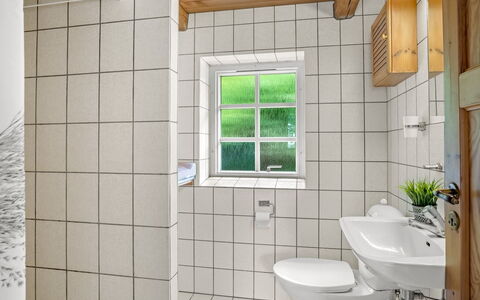 Åsta - 400M to the Fjord: Mur, Luminaire Plomberie, Sol, Salle De Bains, Design Intérieur, Sol, Plomberie, Plafond, Évier, Pièce