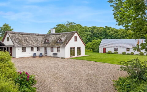 Åsta - 400M to the Fjord: Herbe, Bâtiment, Maison, Fenêtre, Toit, Domicile, Chalet, Arbuste, Ferme