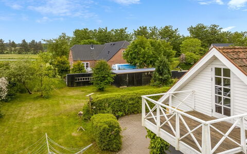 Elza - 2.5Km from the Sea: Bois, Sol, Design Intérieur, Sol, Meubles, Parquet, Pièce, Plafond, Tache De Bois, Dur