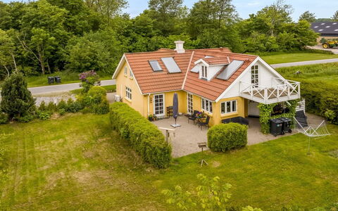 Elza - 2.5Km from the Sea: Jour, Bâtiment, Appartement, Zone Résidentielle, Ville, Zone Urbaine, Quartier, Façade, Condominium