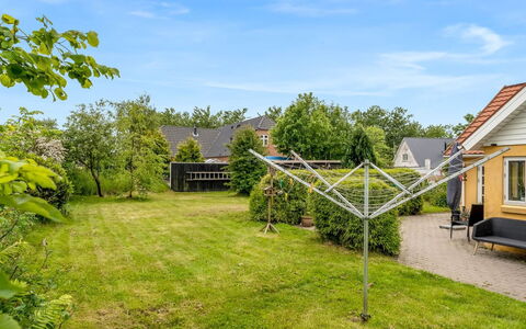 Elza - 2.5Km from the Sea: Jour, Bâtiment, Appartement, Zone Résidentielle, Ville, Zone Urbaine, Quartier, Façade, Condominium
