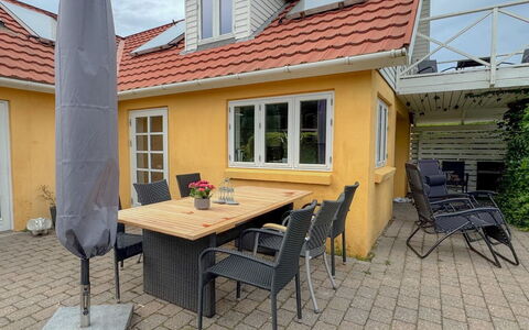 Elza - 2.5Km from the Sea: Jour, Bâtiment, Appartement, Zone Résidentielle, Ville, Zone Urbaine, Quartier, Façade, Condominium