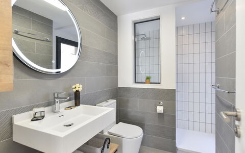 Las Yucas 2: Design Intérieur, Luminaire Plomberie, Sol, Sol, Salle De Bains, Toilette, Siège De Toilette, Évier, Armoire De Toilette, Robinet