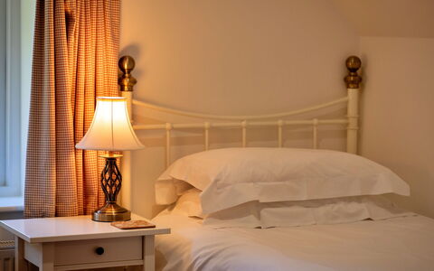 The Old Granary: Lit, Literie, Meubles, Chambre, Design Intérieur, Drap De Lit, Bois, Linge, Sol, Sol